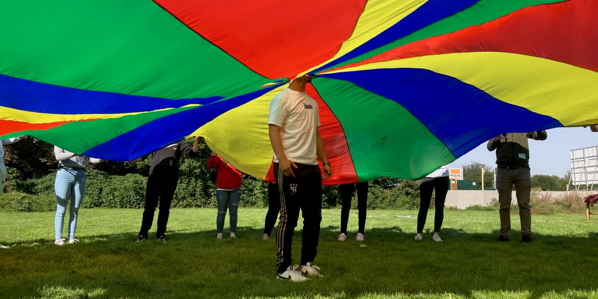 Die beiden Stipendiaten zusammen mit dem Vorsitzenden des Fördervereins, Herrn Burchard