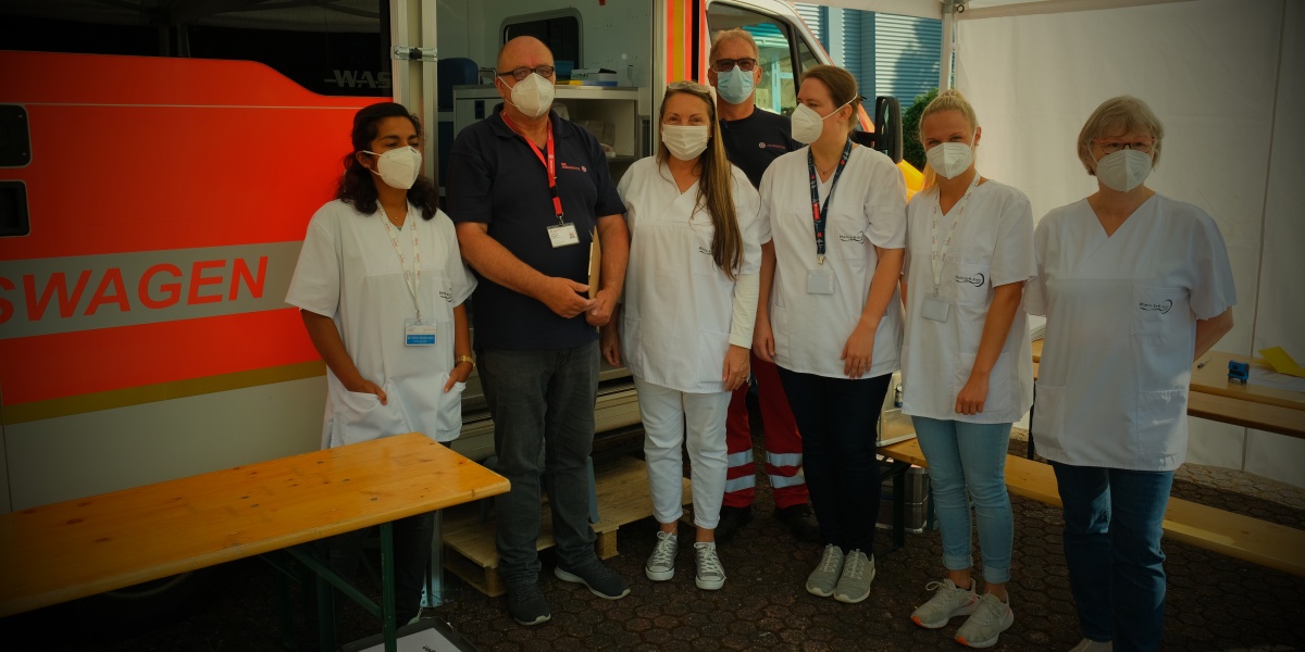 Die beiden Stipendiaten zusammen mit dem Vorsitzenden des Fördervereins, Herrn Burchard